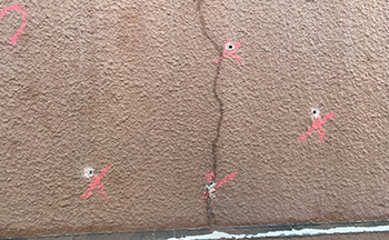 モルタル壁ヒビ